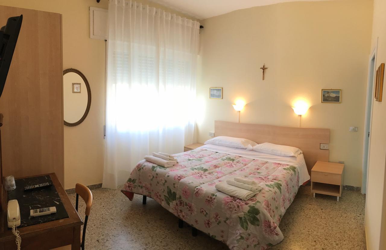 Hotel Casa Diomira リド・ディ・カマイオーレ エクステリア 写真